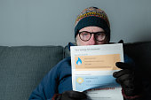 %C3%A4ngstlicher-rentner-der-auf-seine-e