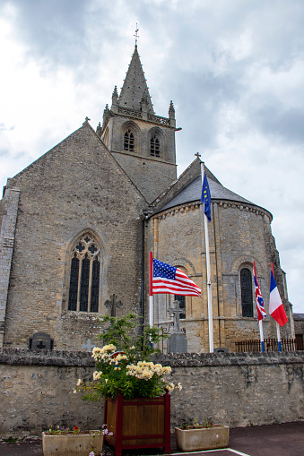 The church of Saint-Côme-et-Saint-Damien de Saint-Côme-du-Mont, Catholic building built in the twelfth century