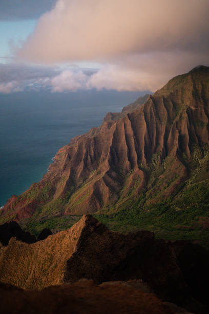 kalalau lookout at nā pali coast state wilderness park, kaui island, hawaii islands, usa.