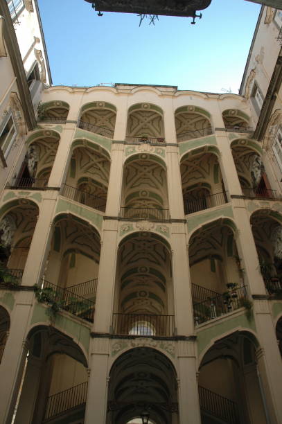 interno del palazzo nel quartiere sanita. dimora popolare attualmente ma di origine spagnola in passato - stanislaus county foto e immagini stock