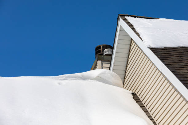 снежный занос на крыше дома после зимнего шторма. повреждение крыши, уборка снега, концепция обслуживания и ремонта дома. - melting ice icicle leaking стоковые фото и изображения