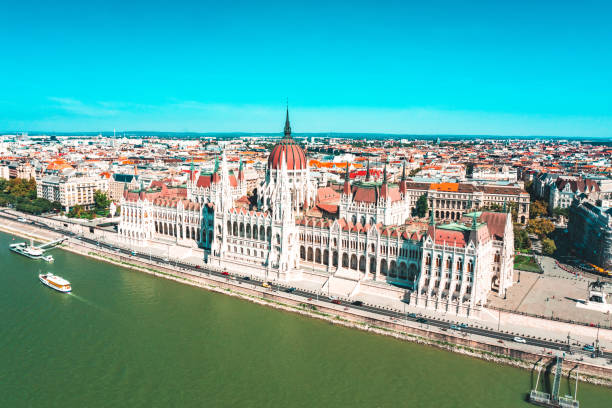 budynek parlamentu w budapeszcie widok drona - budapest chain bridge hungary palace zdjęcia i obrazy z banku zdjęć