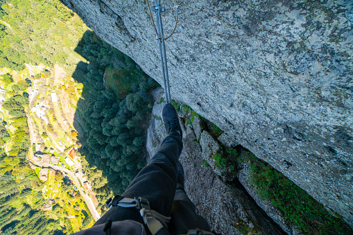 grupo de amigos disfrutando de un deporte tranquilo llamado vía ferrata contemplando la hermosa vista desde las alturas