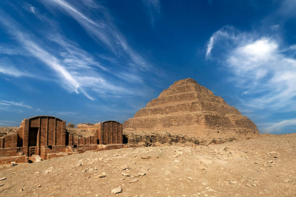 la piramide a gradoni del re djoser. la prima piramide costruita in egitto a saqqara. egitto. - saqqara foto e immagini stock