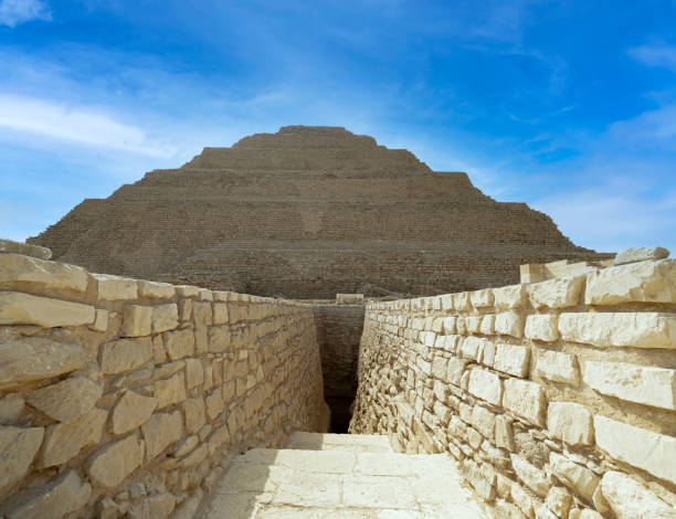 ingresso nord della piramide a gradoni di djoser a saqqara. memphis. egitto. - saqqara foto e immagini stock