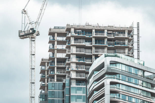 construction site and development in london - uk scaffolding construction building activity imagens e fotografias de stock