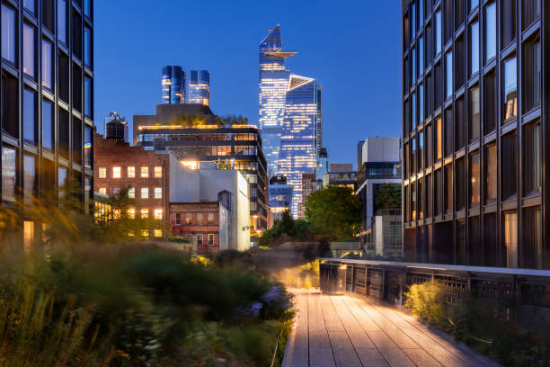 lungomare highline di new york city a chelsea. greenway sopraelevata con grattacieli di hudson yards in serata. manhattan - nyc greenway foto e immagini stock