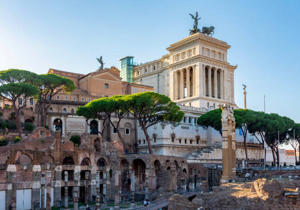 руины римского форума и памятника витториано в риме, италия - julius caesar стоковые фото и изображения