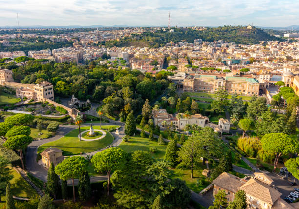 jardines del vaticano vistos desde lo alto de la basílica de san pedro, centro de roma, italia - rome vatican italy city fotografías e imágenes de stock