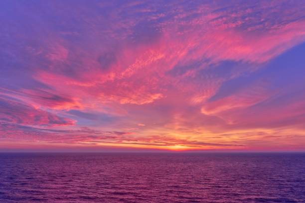 bel horizon de la mer lors d’un lever de soleil coloré à ramsgate, kent - ramsgate photos et images de collection