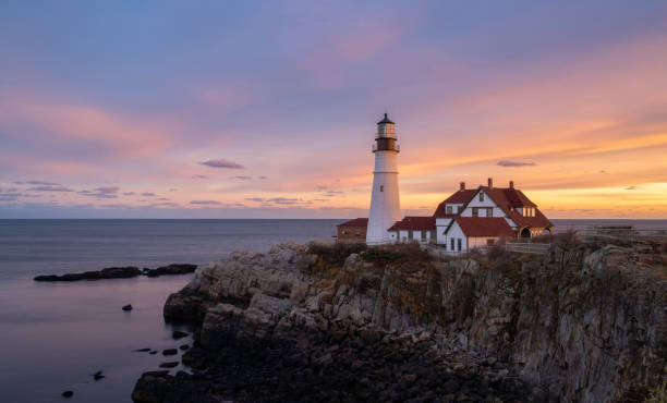 faro de portland head al atardecer - maine fotografías e imágenes de stock