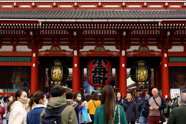 rues de tokyo « asakusa sensoji temple area » - kaminarimon gate photos et images de collection