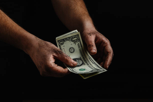 brudne ręce bezdomnego, biednego człowieka trzymającego niewiele pieniędzy, dolarów. koncepcja pomocy osobom bezdomnym i upośledzonym - underprivileged zdjęcia i obrazy z banku zdjęć