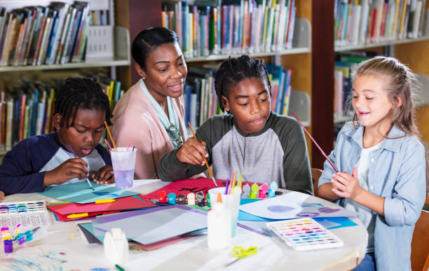 istock Children in library doing arts and crafts 1454260046