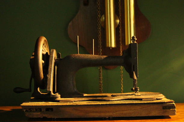 máquina de coser vieja/2 - furniture restoring wood antique fotograf�ías e imágenes de stock