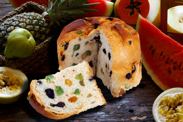 panettone con frutas (pastel de navidad italiano) - fruitcake christmas cake cake raisin fotografías e imágenes de stock