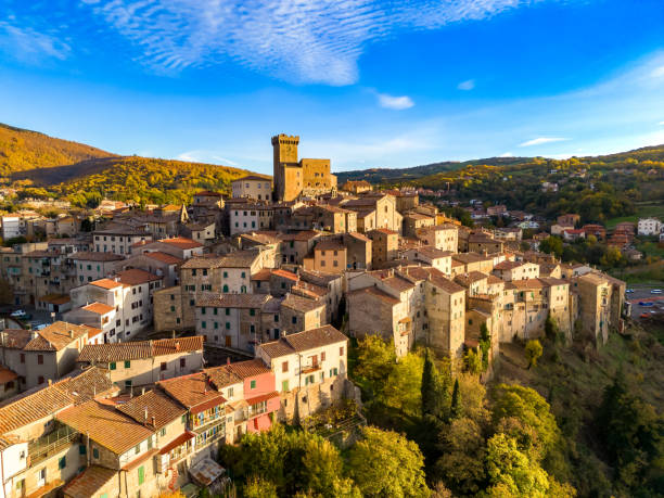 Arcidosso (Italy) Aerial view of Arcidosso, Tuscan town arcidosso tuscany italy stock pictures, royalty-free photos & images