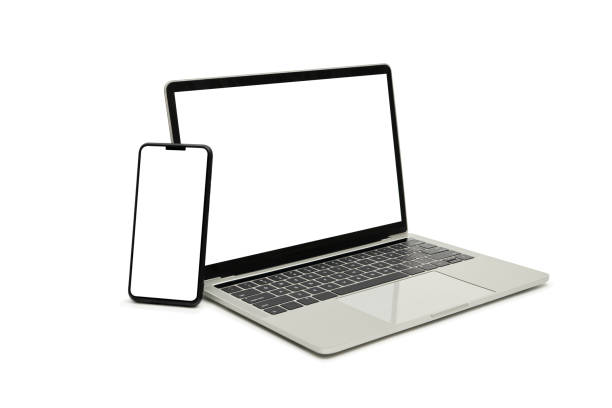 ordenador portátil y smartphone, pantalla. sobre fondo blanco, diseño de maqueta del espacio de trabajo. - computer laptop fotografías e imágenes de stock