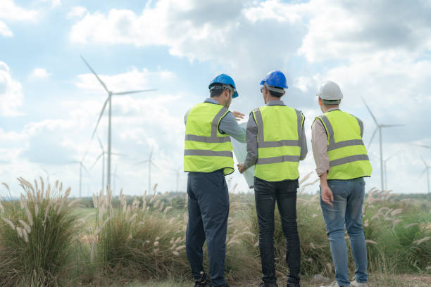 Asian engineer working in fieldwork outdoor. Workers check and inspect construction and machine around building project site. Wind turbine for electrical of clean energy and environment sustainable. ingeniero asiático trabajando en trabajo de campo al aire libre. los trabajadores revisan e inspeccionan la construcción y la maquinaria alrededor del sitio del proyecto de construcción. aerogenerador eléctrico de energía limpia y medio ambiente soste
