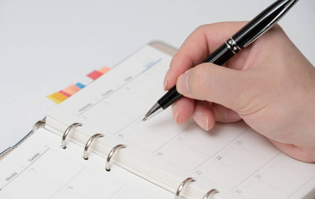 руки бизнесмена, пишущего график или записывающего идеи в дневник - secretary administrator checklist business стоковые фото и изображения