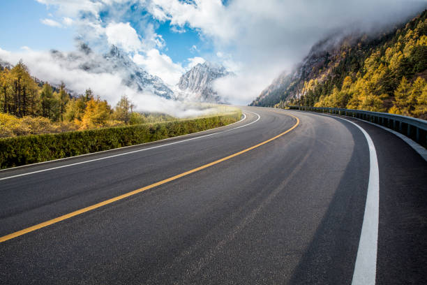 ruta de montaña en otoño - curve driving winding road landscape fotografías e imágenes de stock