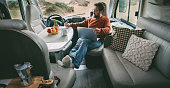 ein-einziger-mann-der-in-einem-wohnmobil-sitzt-und-sich-entspannt-einen-alternativen-vanlife.jpg?b=1&s=170x170&k=20&c=v1kBaNAqSH806Z9flfsuJTOd9AGggHQZzBvMV4VBvmk=