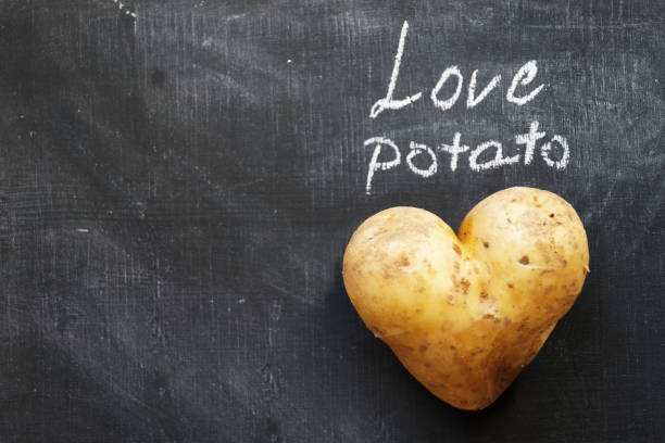ハートの形をしたジャガイモ - heart shape raw potato food individuality ストックフォトと画像
