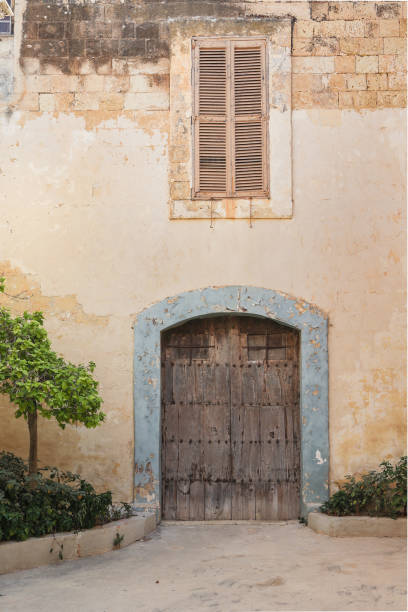 vecchia porta, finestra a persiana, mdina, malta - louvred foto e immagini stock