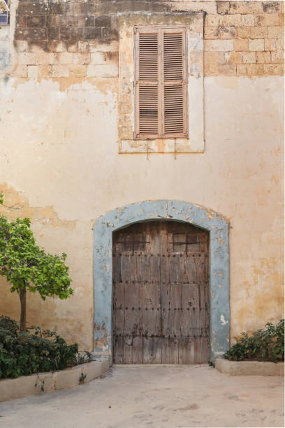 old door, louvred window, mdina, malta - louvred imagens e fotografias de stock