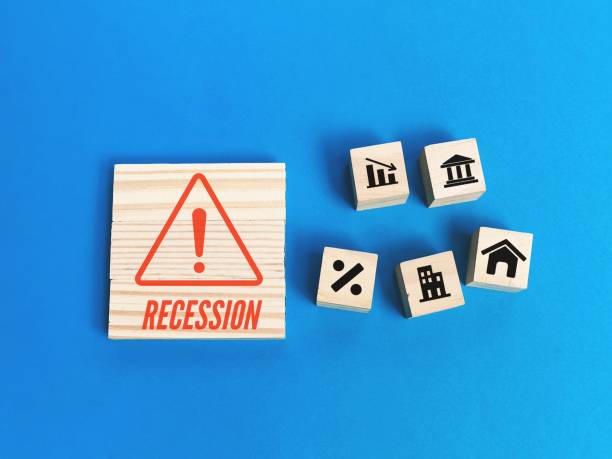 rezessionskonzept mit icons auf holzklötzen vor blauem hintergrund. - cheap finance cutting downsizing stock-fotos und bilder