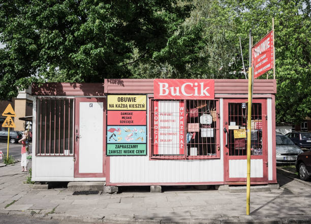 mały polski sklep obuwniczy bucik w mieście. poznań, polska. - bucik zdjęcia i obrazy z banku zdjęć