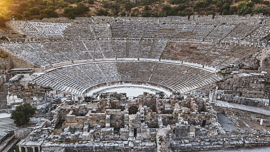 Vista aérea de la antigua ciudad de Éfeso, antigua ciudad romana, el destino turístico más popular de Turquía, vista aérea del teatro de Éfeso desde la antigua ciudad de Éfeso, las ruinas de la antigua ciudad griega en Selcuk, UNESCO photo