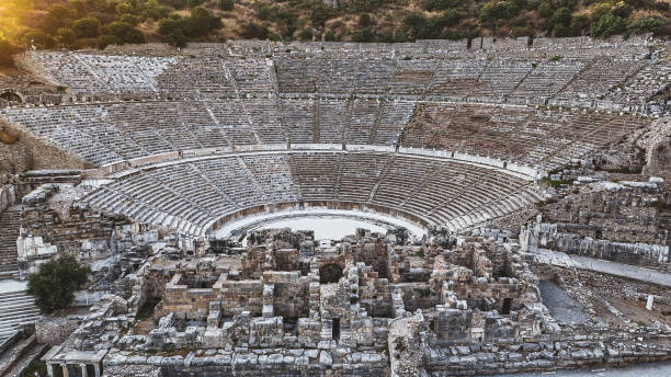 vista aerea dell'antica città di efeso, antica città romana, la destinazione turistica più popolare della turchia, vista aerea del teatro di efeso dall'antica città di efeso, le rovine dell'antica città greca a selcuk, unesco - ancient world foto e immagini stock