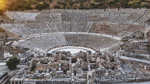 古代都市エフェソスの航空写真、古代ローマの都市、トルコで最も人気のある観光地、古代都市エフェソスからのエフェソス劇場の航空写真、ユネスコのセルチュクの古代ギリシャの街の遺� - celsus library ストックフォトと画像