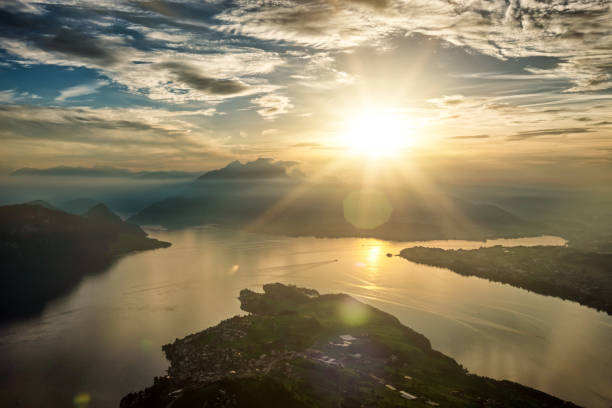 スイスのルツェルン湖の日没 - pilatus ストックフォトと画像