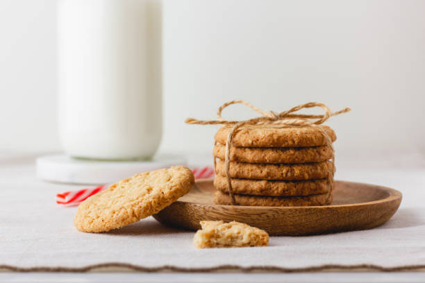 galletas de avena en un plato de madera - milk milk bottle drinking straw cookie fotografías e imágenes de stock