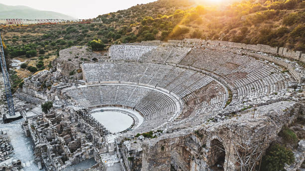 vista aerea dell'antica città di efeso, antica città romana, la destinazione turistica più popolare della turchia, vista aerea del teatro di efeso dall'antica città di efeso, le rovine dell'antica città greca a selcuk, unesco - celsius library foto e immagini stock