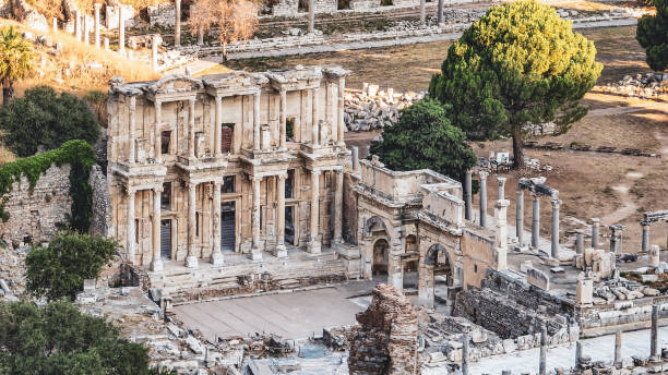вид с воздуха на древний город эфес, древний город рим, самое популярное туристическое направление турции, вид с воздуха на библиотеку цель� - celsius library стоковые фото и изображения