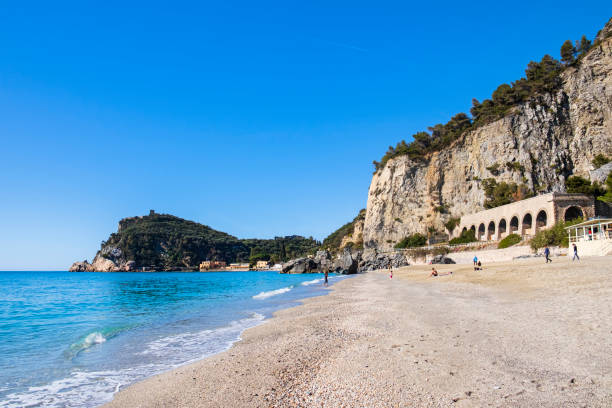 strand malpasso in varigotti, einem küstenbezirk von ponente ligure - ponente stock-fotos und bilder