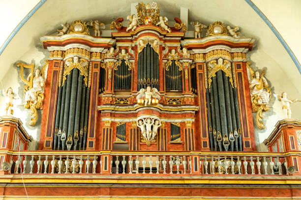 金色と茶色の多くのパイプとレジスターを備えた壮大な大きな教会オルガン - pipe organ ストックフォトと画像