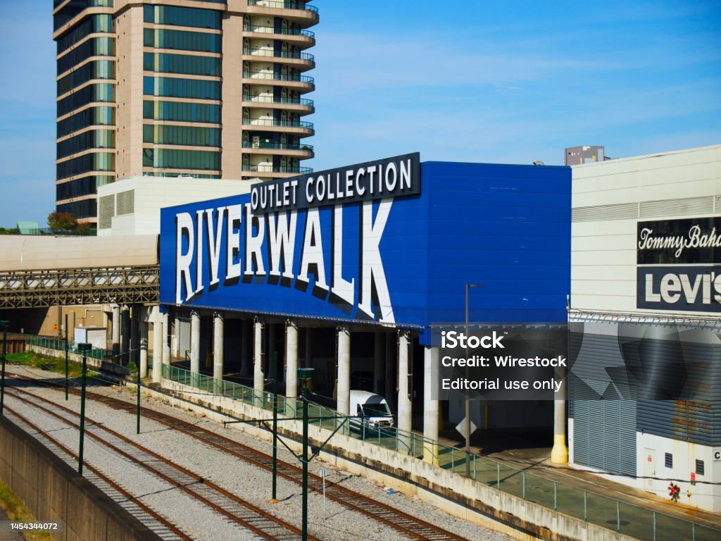 Perspective View Of The Riverwalk Outlet Collection Mall In New Orleans