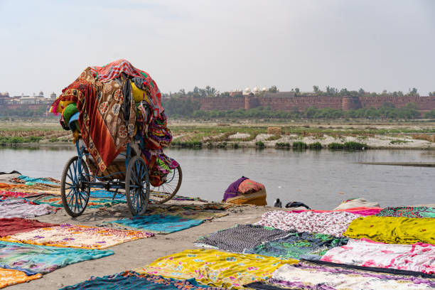 schöne aufnahme der wäscherei am yamuna fluss in agra, indien - yamuna river stock-fotos und bilder