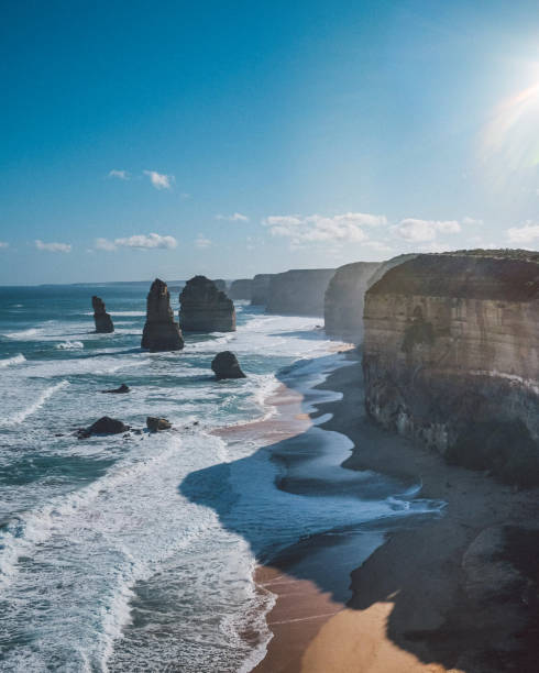 pionowe ujęcie plaży dwunastu apostołów princetown, australia - twelve apostles zdjęcia i obrazy z banku zdjęć