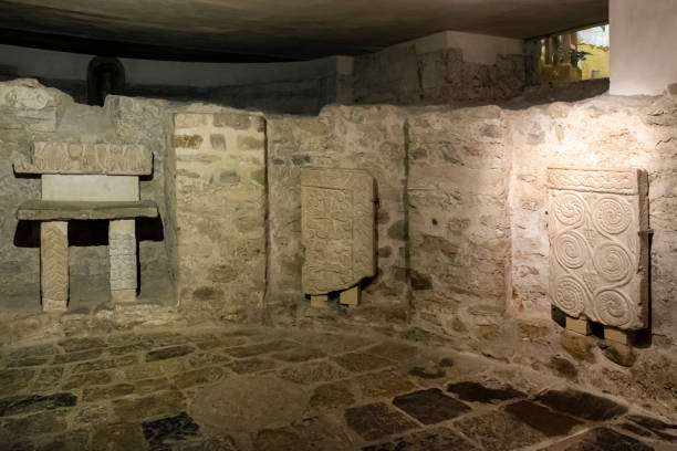 Crypt of the Cathedral of Ventimiglia Stone fragments dating back to the 8th-12th centuries are exposed in the crypt of the Cathedral of Ventimiglia crypts stock pictures, royalty-free photos & images