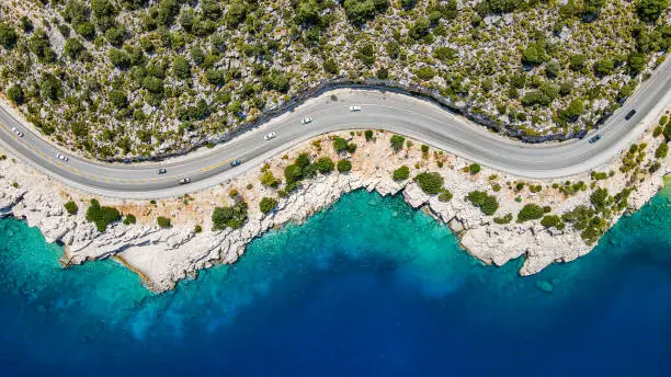 Photo of Aerial view of beach side road, aerial view of cliff side road, Aerial view of sloping and curvy road, background for vacation travel, most beautiful roads, beautiful road with scenery, finike,demre