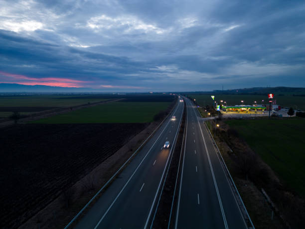 logotipo del restaurante de comida rápida kfc en la gasolinera omv en una autopista en la vista aérea de la noche. bulgaria - omv fotografías e imágenes de stock