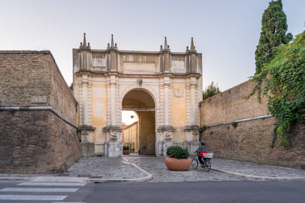 порта адриана - городские ворота равенны - roman column arch pedestrian walkway стоковые фото и изображения