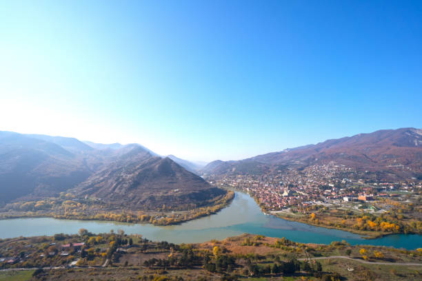 paesaggio della bella mtskheta sull'acqua di due fiumi. fiume mtkvari e fiume aragvi nel novembre del 2000 autunno - mtkvari foto e immagini stock