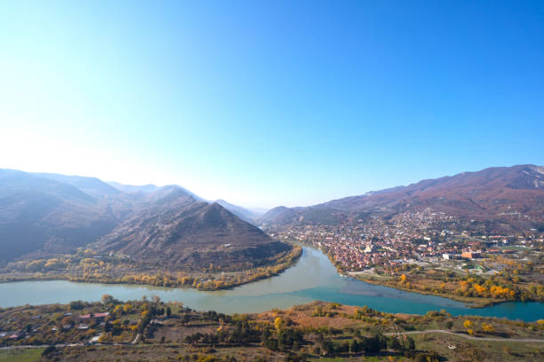 2つの川の水上にある美しいムツヘタの風景。2000年11月のムトクヴァリ川とアラグヴィ川 秋 - mtskheta ストックフォトと画像