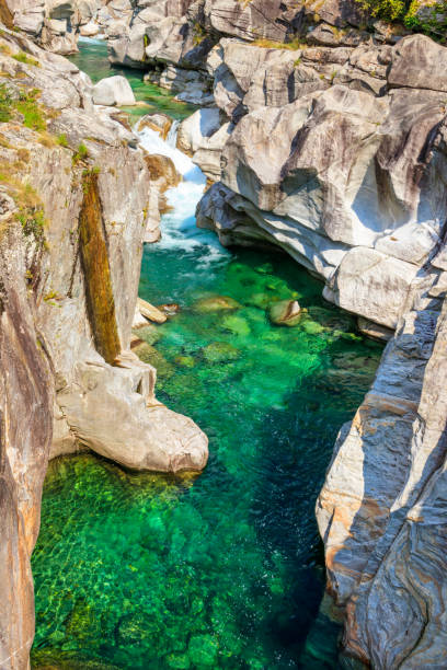 vista do rio verzasca em lavertezzo, vale de verzasca, ticino canton, suíça - 3109 - fotografias e filmes do acervo